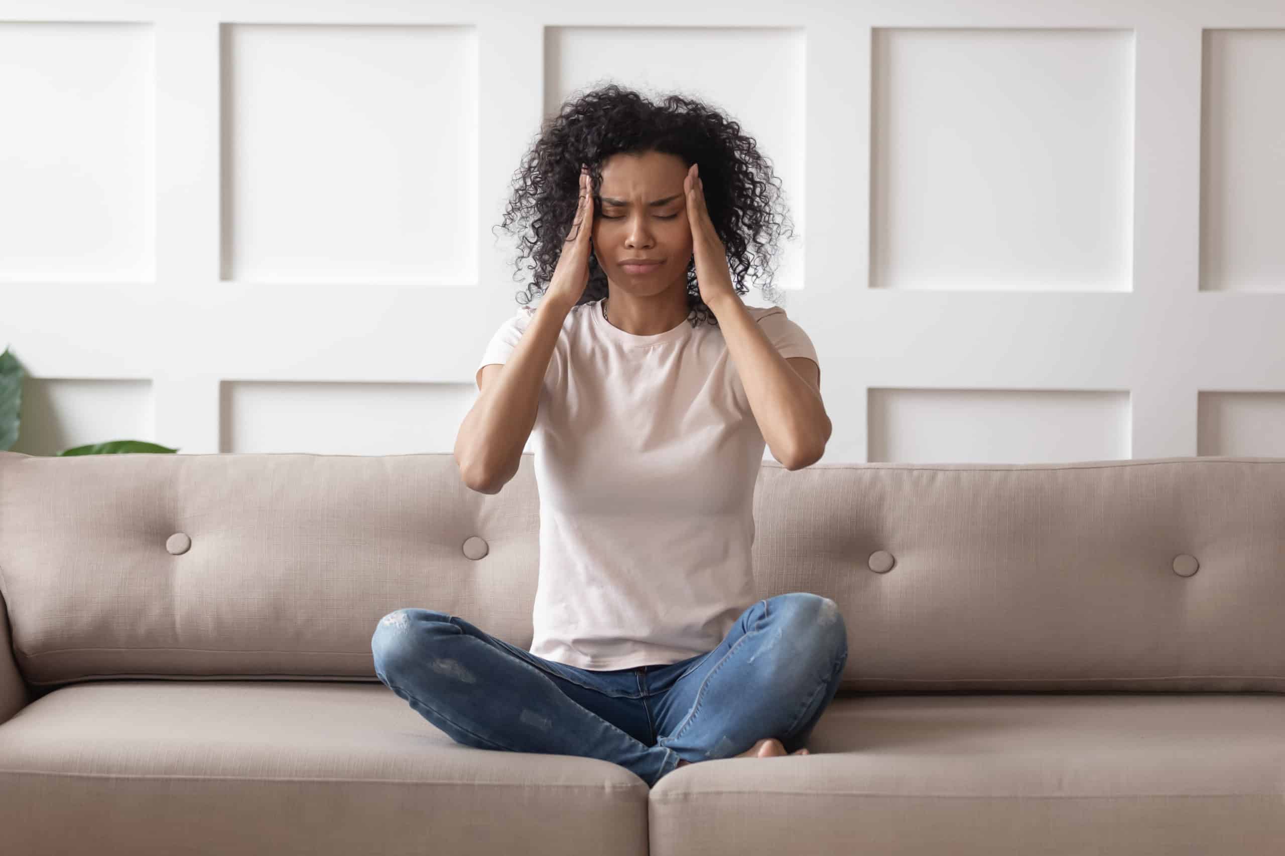 Molesta estresada joven africana masajear sienes sentir fuerte dolor de cabeza - Cortisol - Hormona