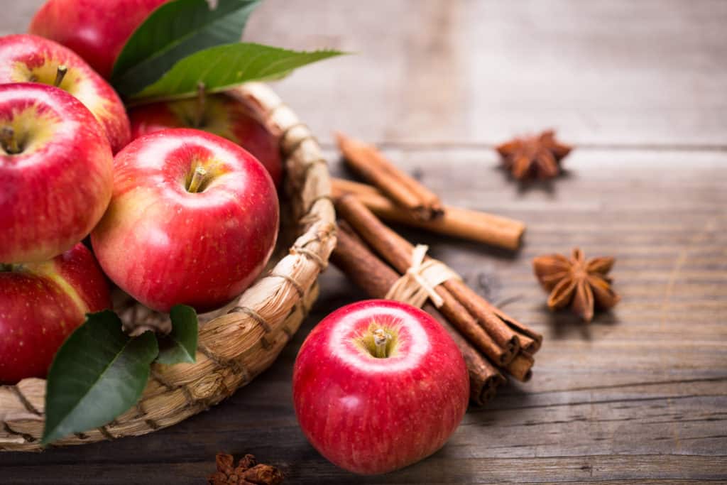 Manzanas rojas frescas en la cesta