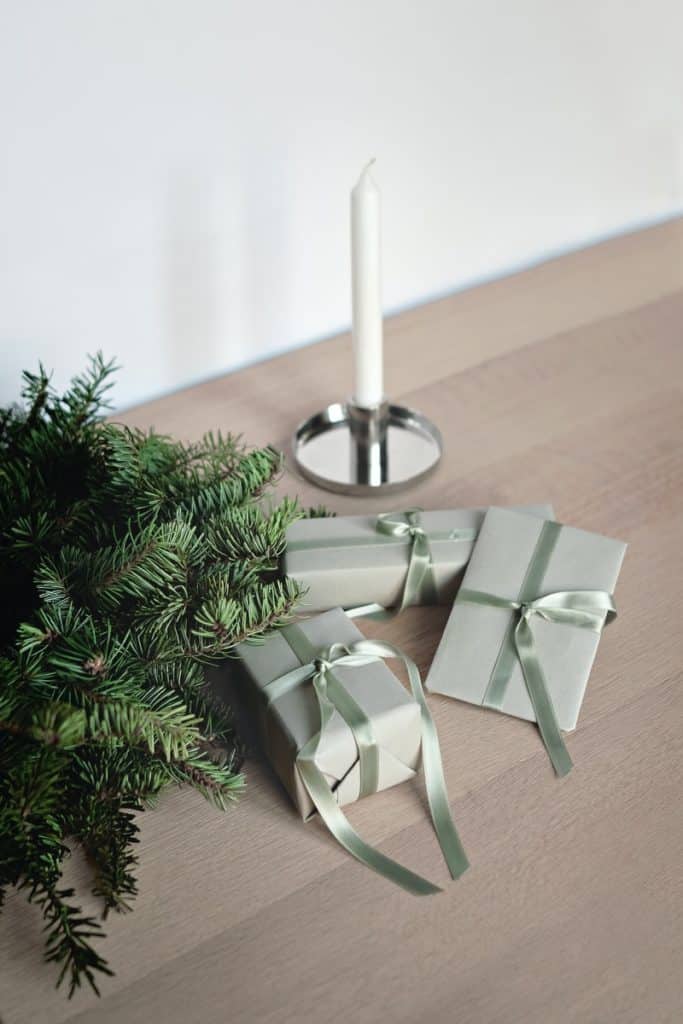 tres cajas de regalo con cintas en la mesa