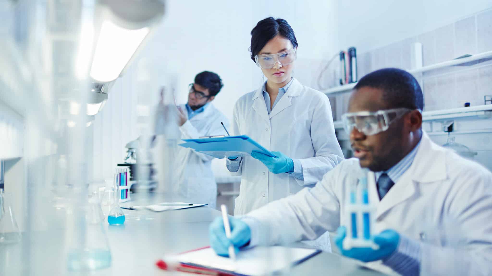 Jóvenes científicos analizando sustancias en el laboratorio