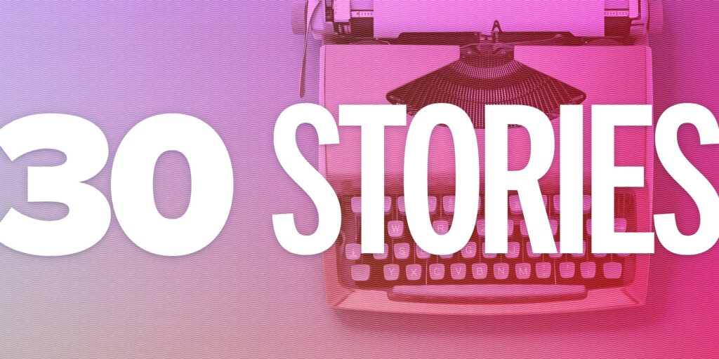 Material promocional de 30 Stories. Máquina de escribir al fondo.