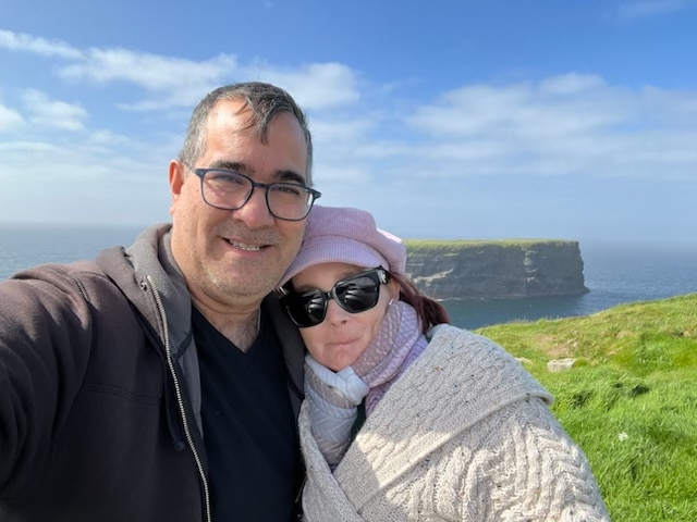 Matthew y Susan de vacaciones en los acantilados de Kilkee, en el condado de Clare, Irlanda.